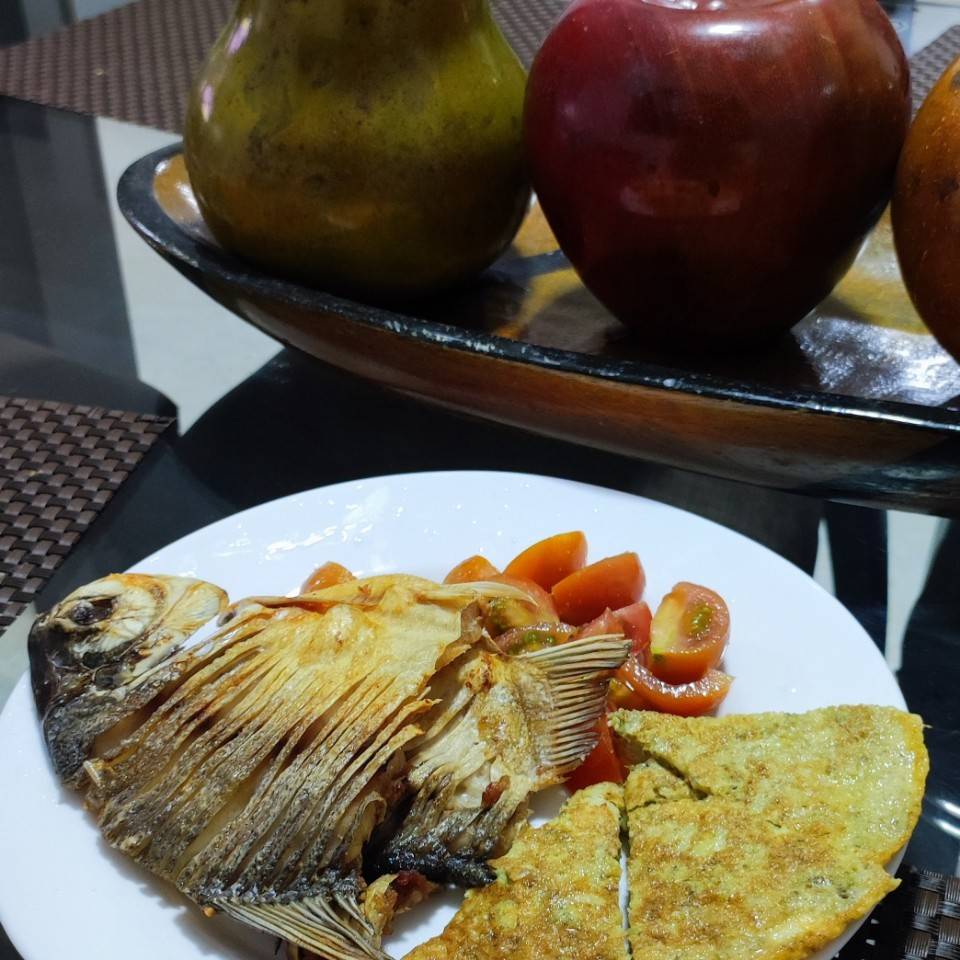 Pescado con tomate y tortilla de brócoli con huevo .