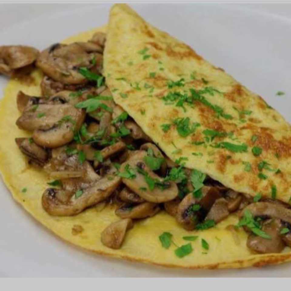Tortilla francesa con champiñones, aguacate, jamón y anacardos