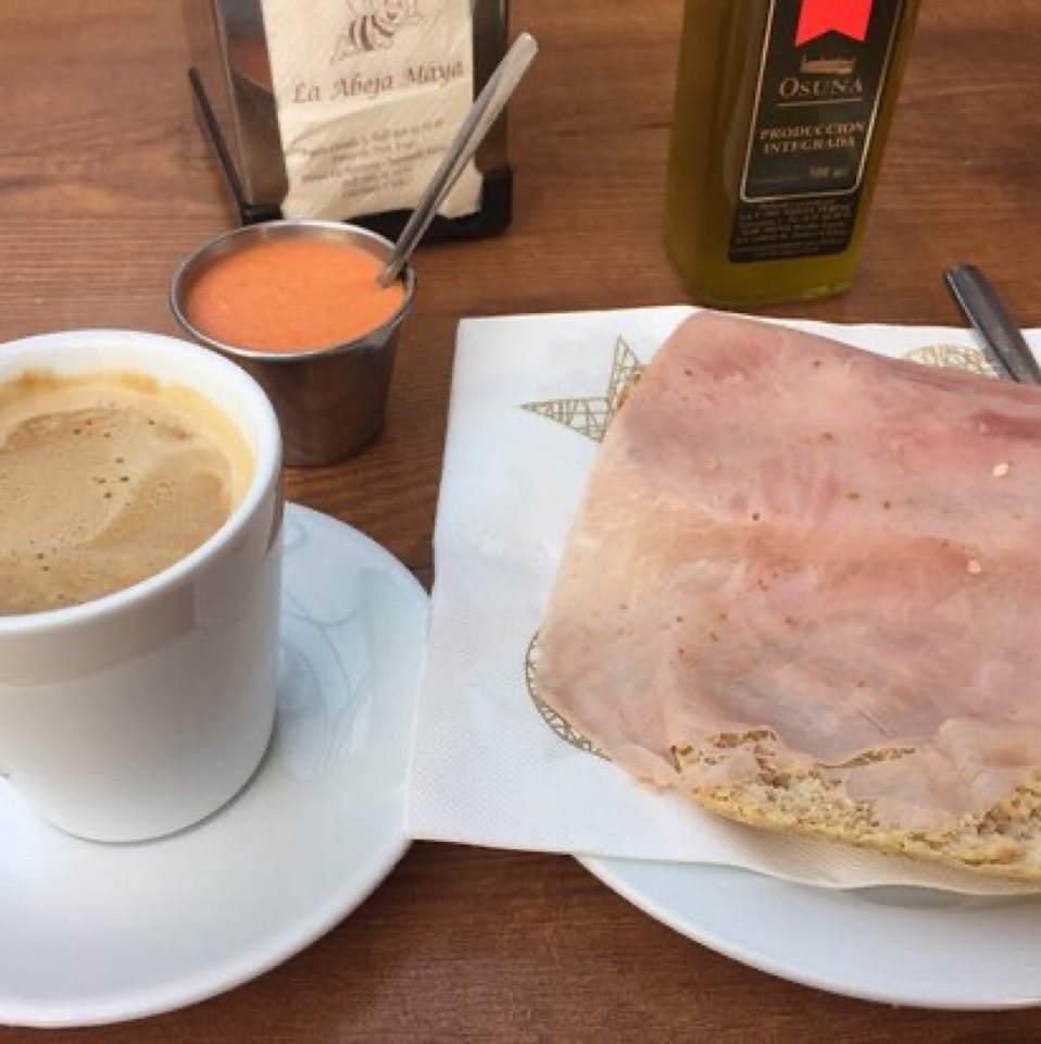 Café con bebida de soja 0 % Y pitufo aceite y jamón cocido Café con bebida de soja 0 % Y pitufo aceite y jamón cocido