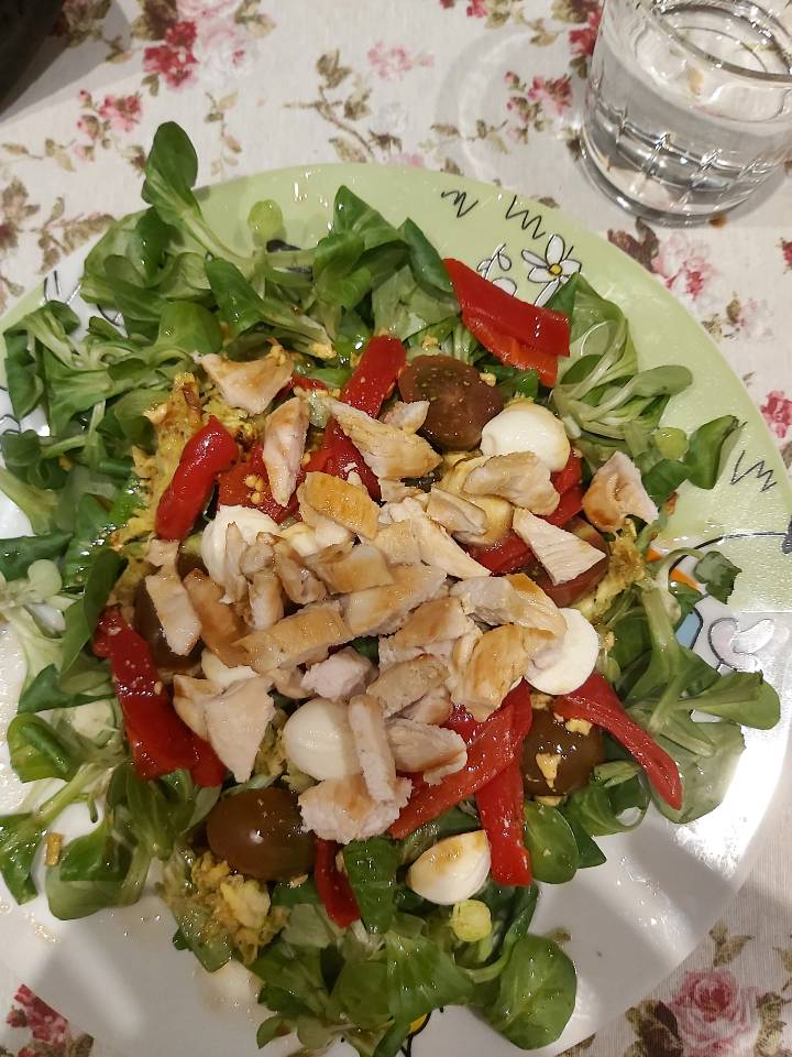 Ensalada de pollo,canonigos,mozarela,tomates cherrys y pimientos asados
