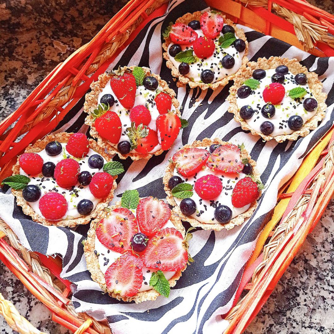 Tartaletas de avena con yogur de 🥥 y frutas 🫐🍓 Tartaletas de avena con yogur de 🥥 y frutas 🫐🍓