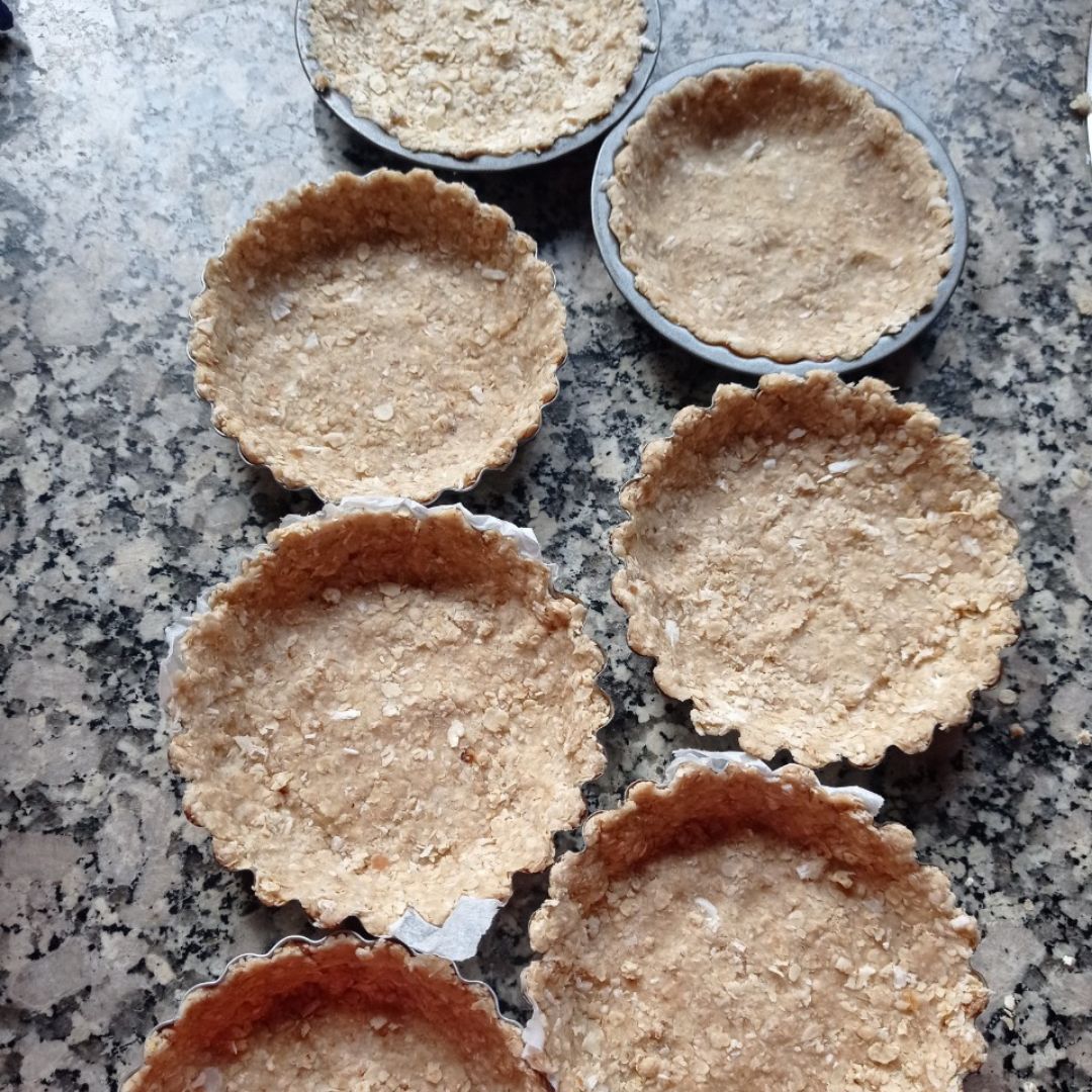Tartaletas de avena con yogur de 🥥 y frutas 🫐🍓 Paso 2 Tartaletas de avena con yogur de 🥥 y frutas 🫐🍓 Paso 2