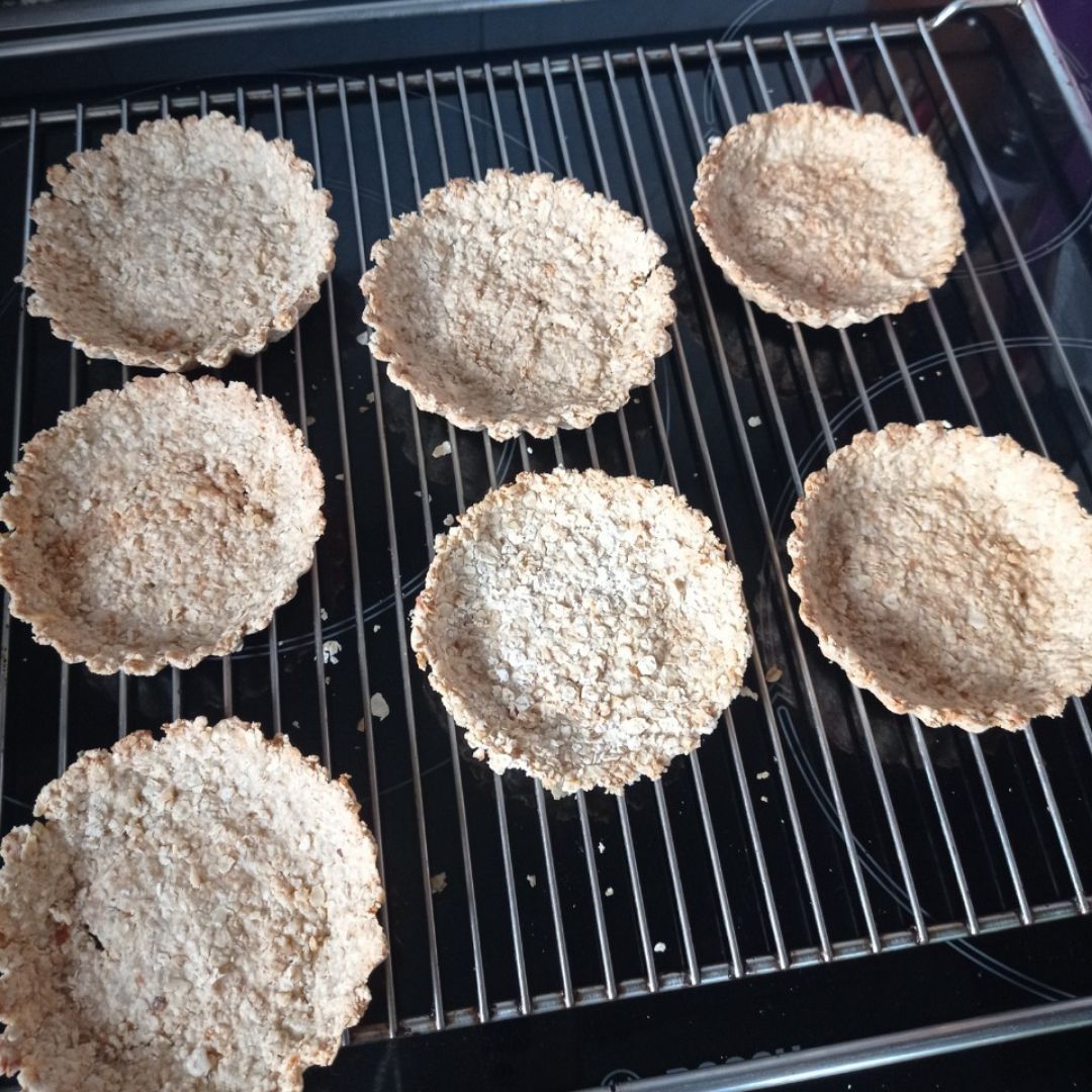Tartaletas de avena con yogur de 🥥 y frutas 🫐🍓 Paso 3 Tartaletas de avena con yogur de 🥥 y frutas 🫐🍓 Paso 3