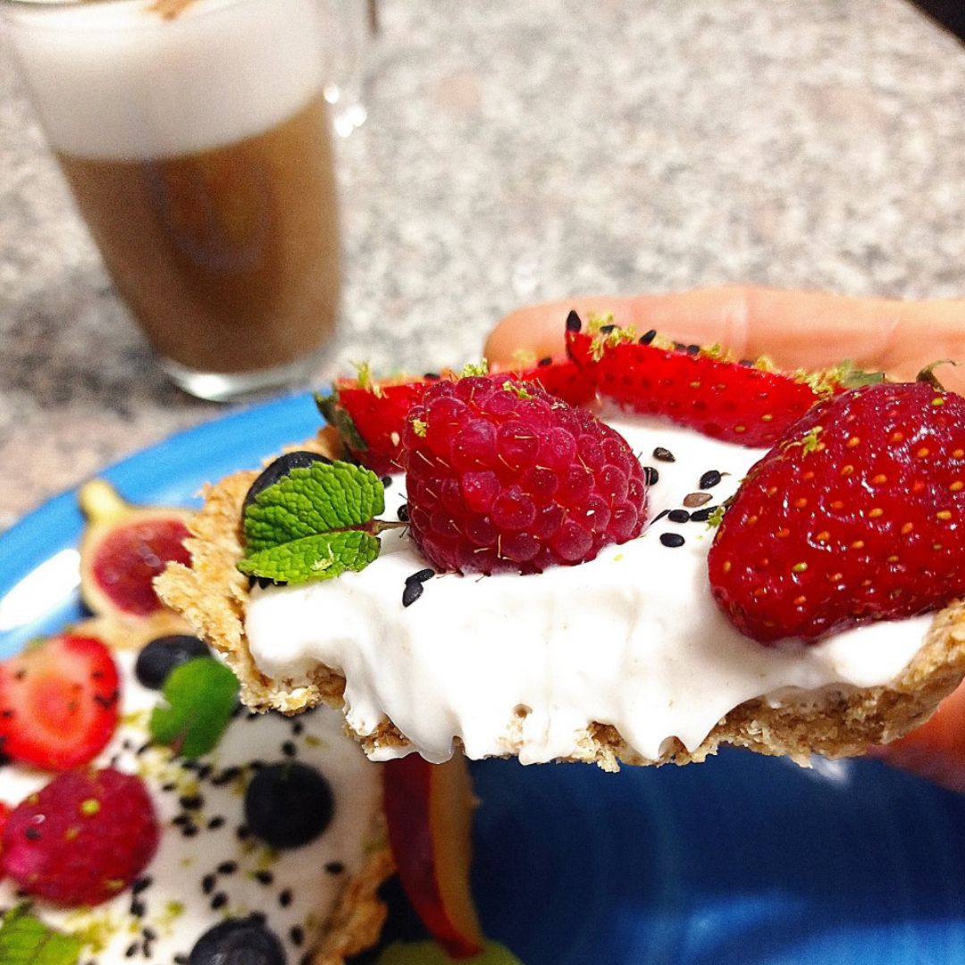 Tartaletas de avena con yogur de 🥥 y frutas 🫐🍓 Paso 6 Tartaletas de avena con yogur de 🥥 y frutas 🫐🍓 Paso 6