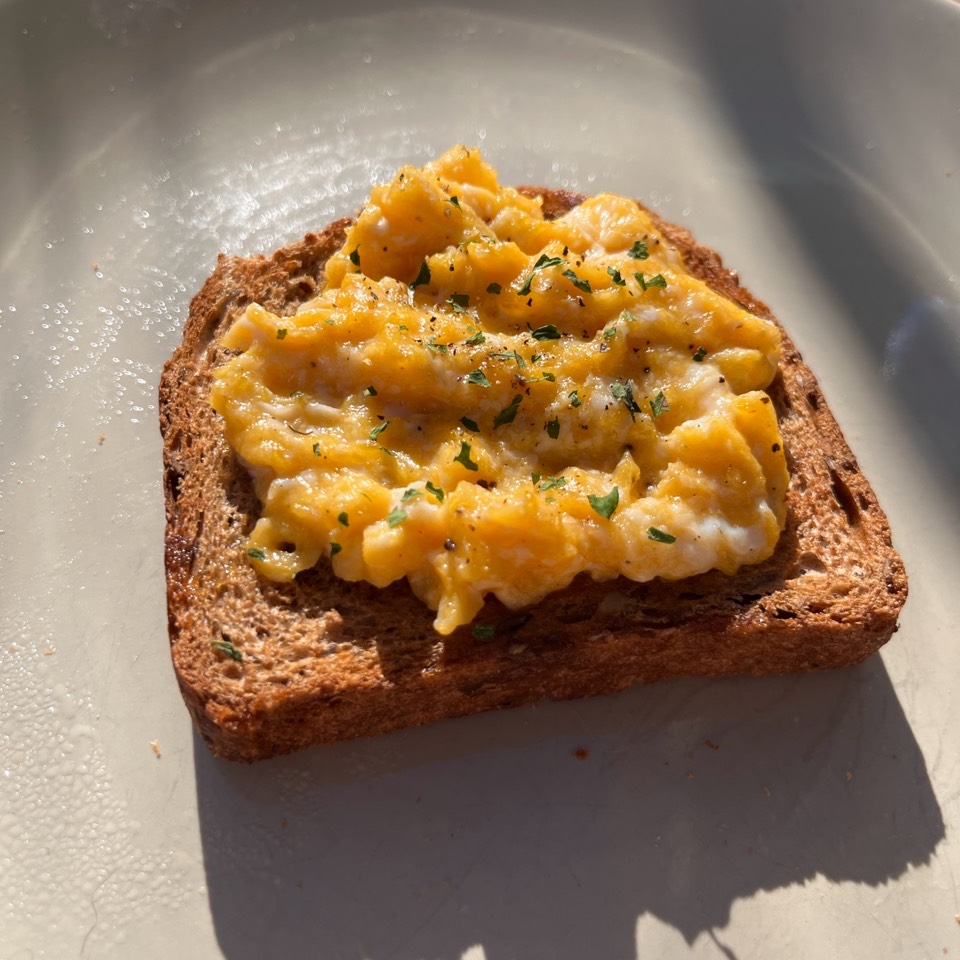 Tostada com huevo revuelto 