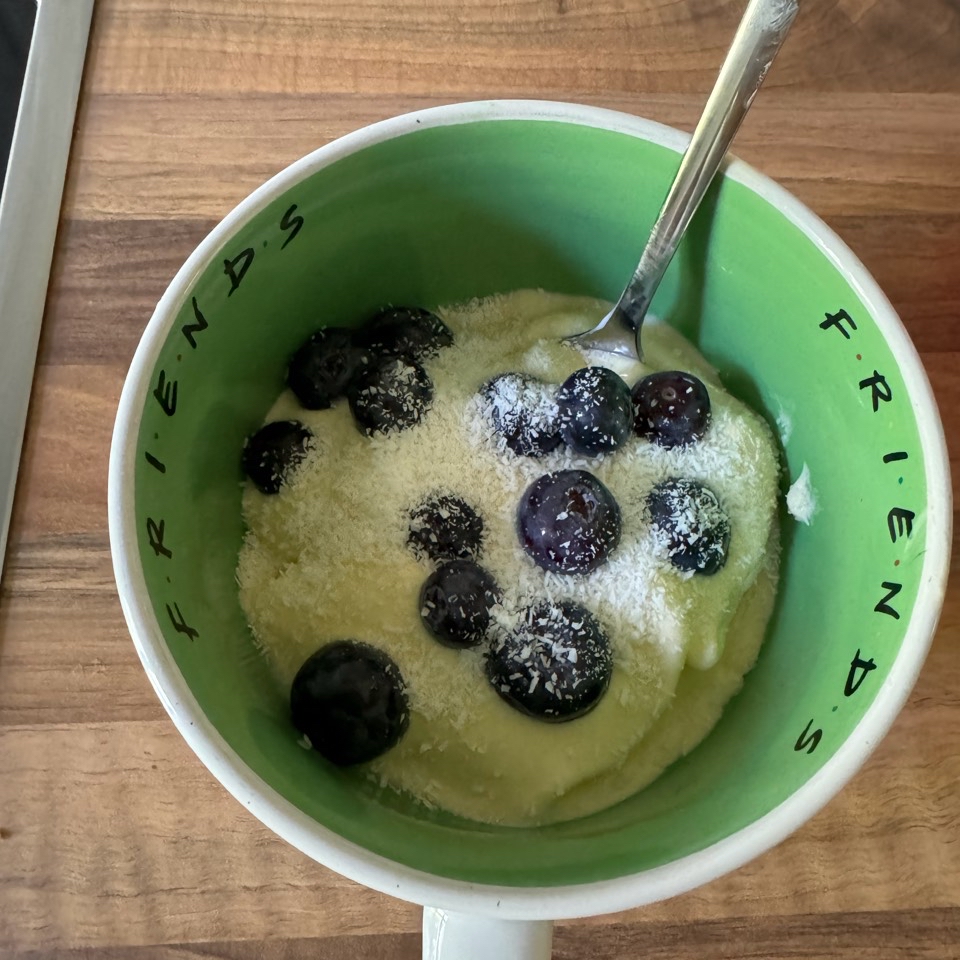 Yogur de Mango con Arándanos y Coco