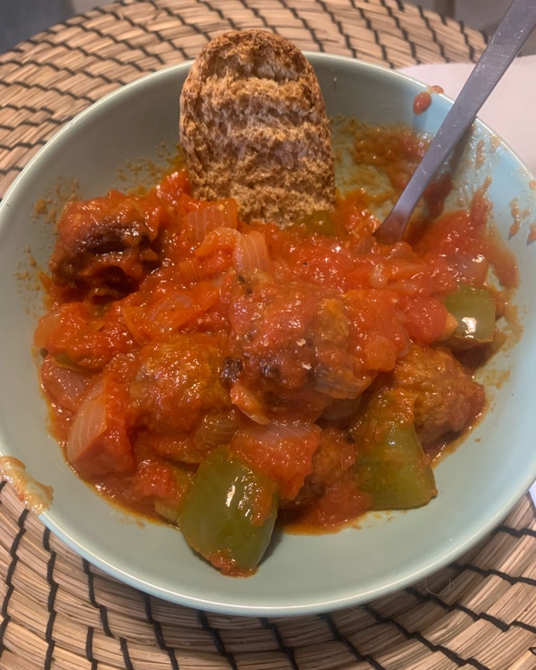 Albóndigas veganas con tomate y verduritas Albóndigas veganas con tomate y verduritas
