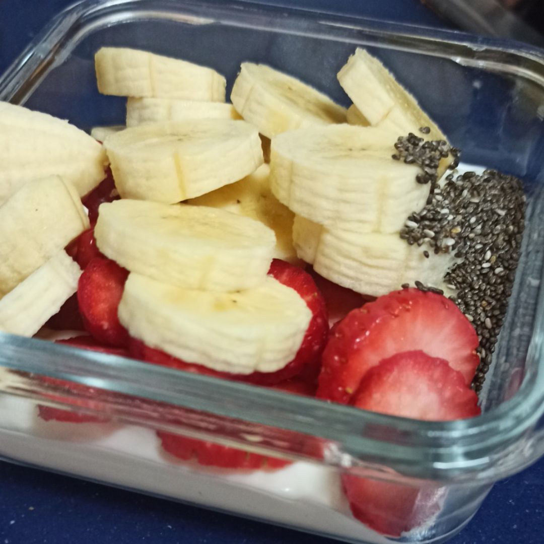 Yogurt con fresas, platano y chia Yogurt con fresas, platano y chia