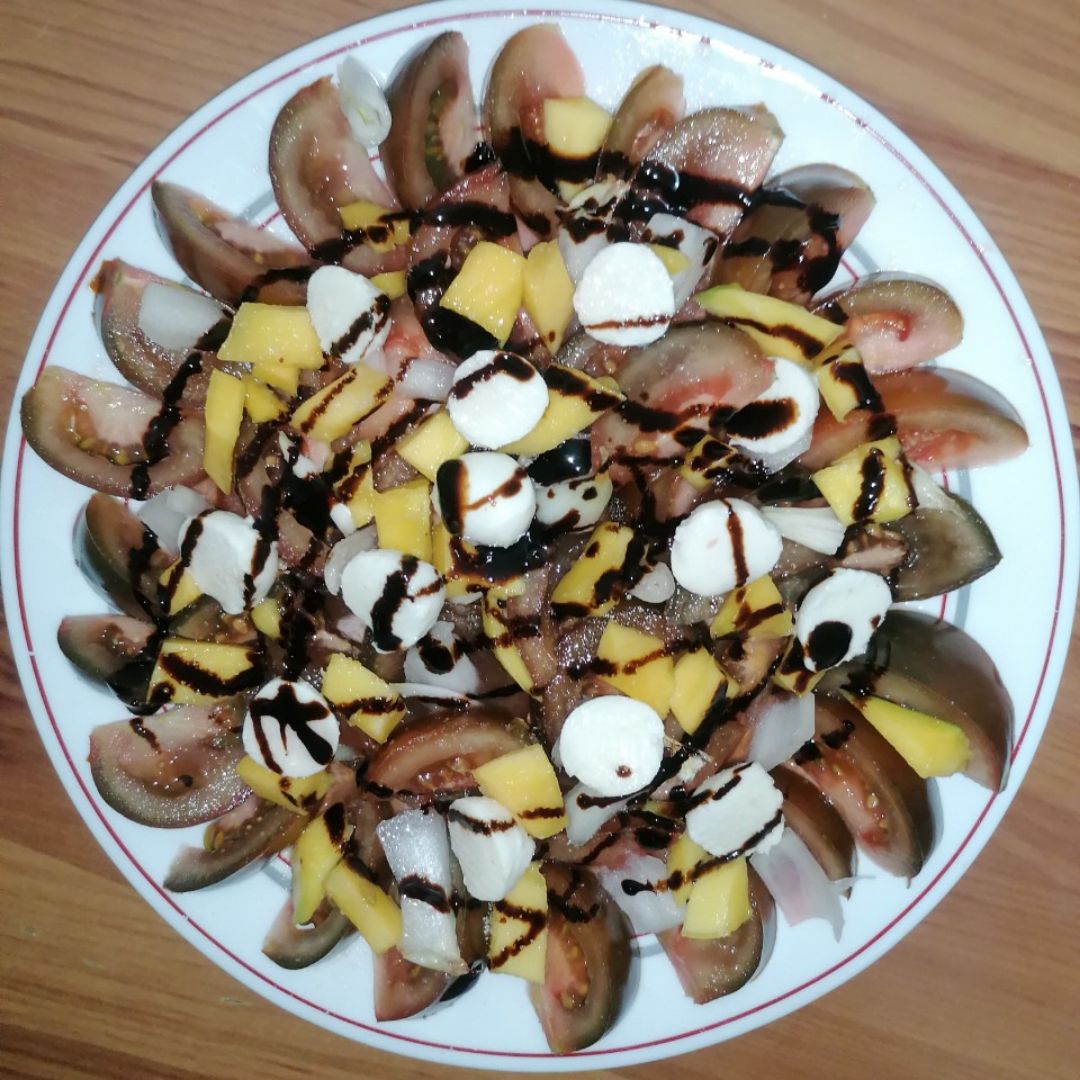 Ensalada de tomate, mango y mozzarella Ensalada de tomate, mango y mozzarella