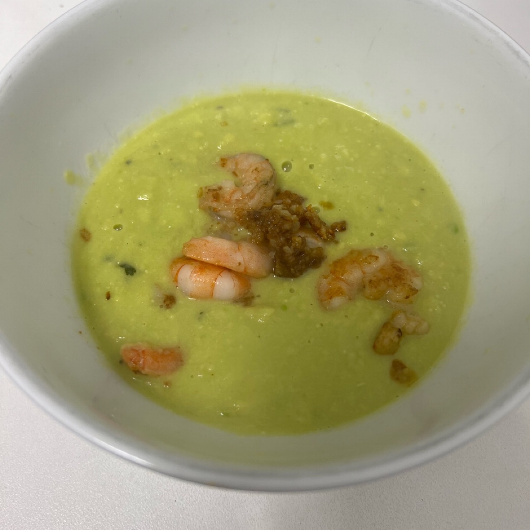 Crema de aguacate con gambas y chips de ajo Crema de aguacate con gambas y chips de ajo