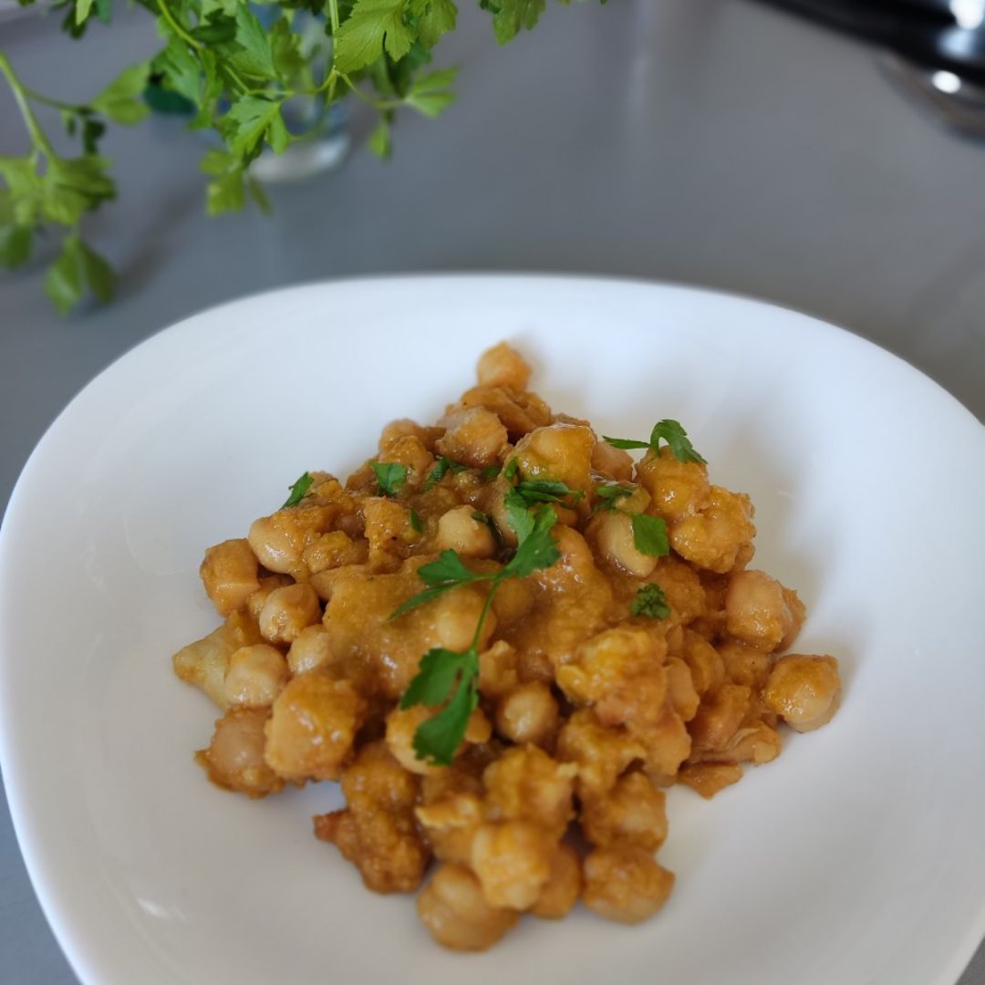 Garbanzos con verduras y sepia Garbanzos con verduras y sepia