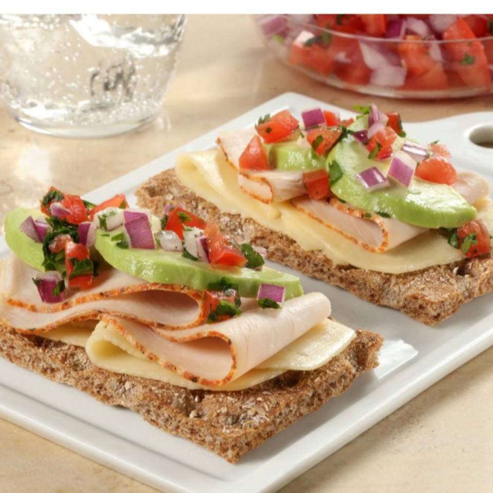 Tostadas de pan wasa y embutido de pollo/pavo/cerdo Tostadas de pan wasa y embutido de pollo/pavo/cerdo