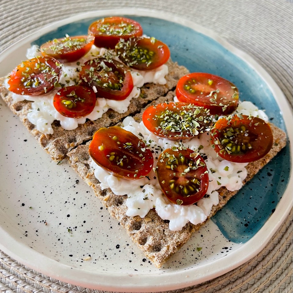 Pan de fibra y sésamo con queso corttage y tomate cherry pera kumato 🍅 Pan de fibra y sésamo con queso corttage y tomate cherry pera kumato 🍅