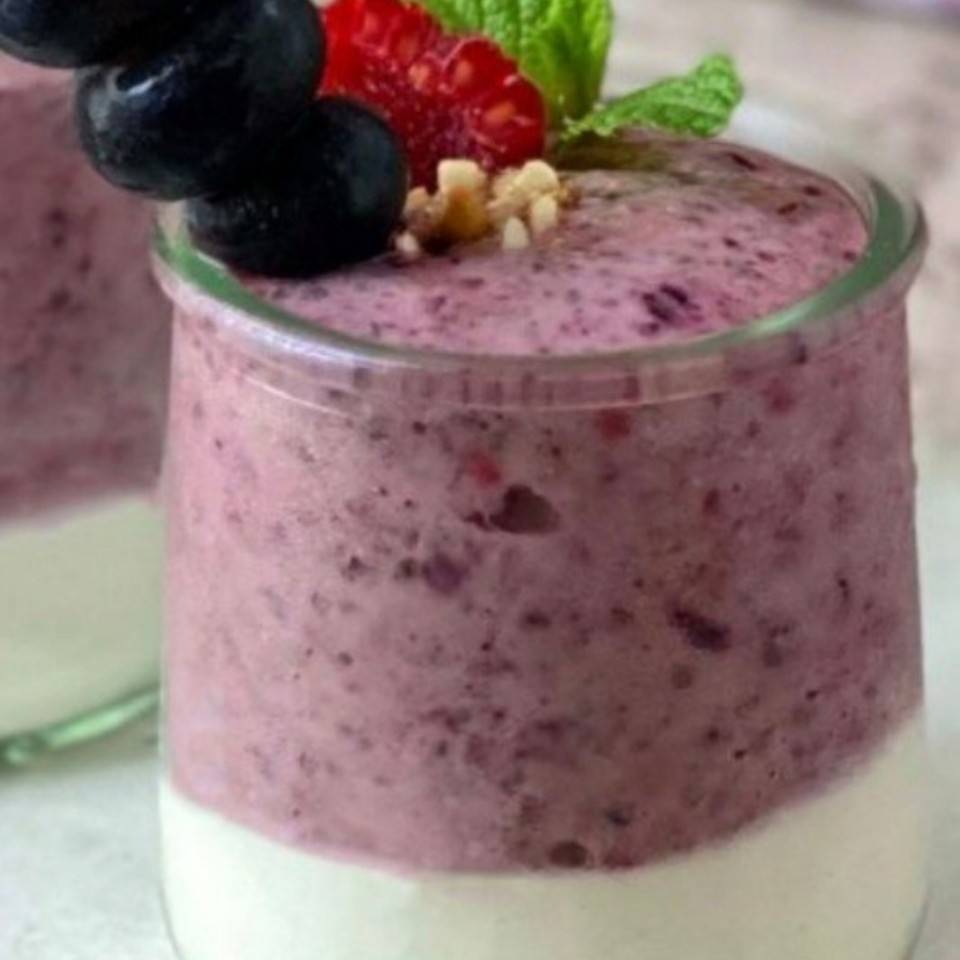 Zumo de frutos rojos chia, yogurt y nueces 
