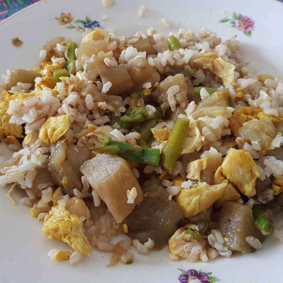 Arroz integral con verduras y pollo al curry