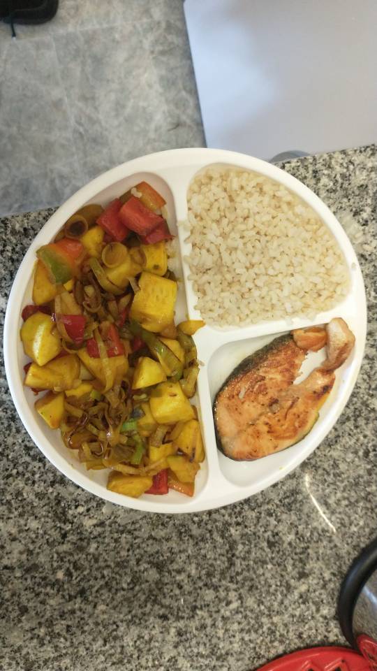 calabacín, salteado con puerro y pimientos
Arroz integral y salmon