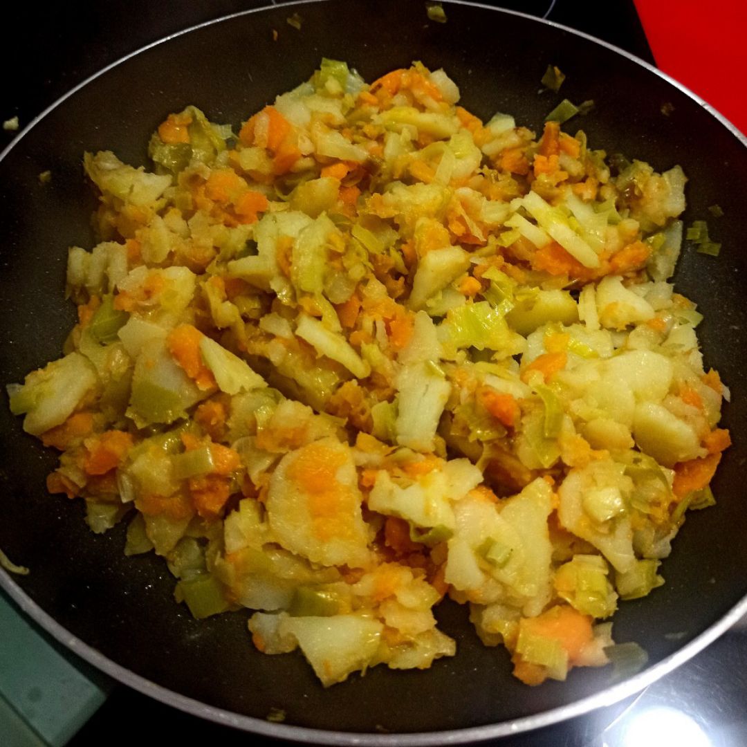 Tortilla de patatas, boniato y puerros  Paso 1