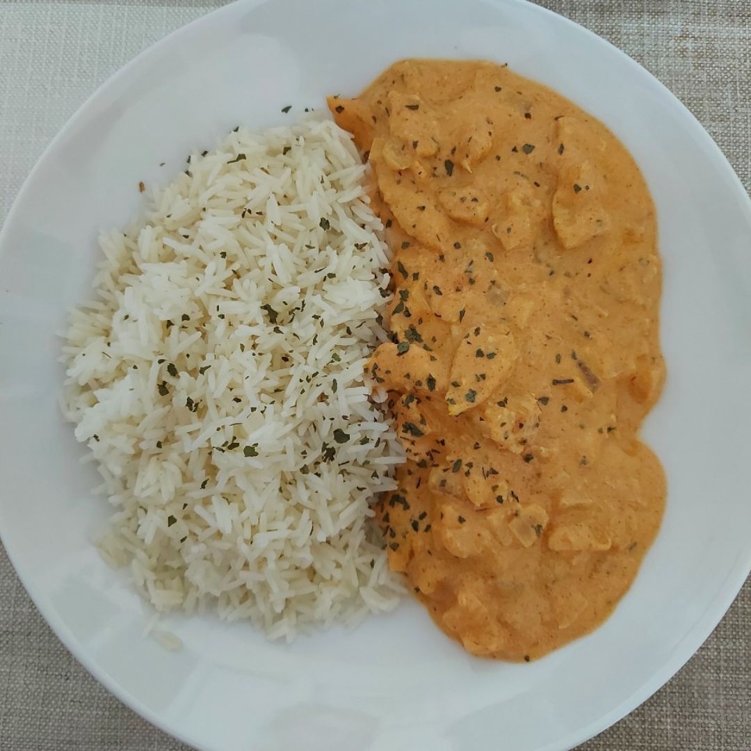 Pollo tikka masala con arroz basmati Pollo tikka masala con arroz basmati