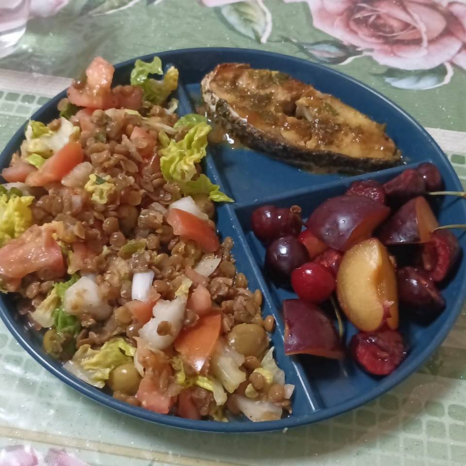 Diner: salmón, ensalada de lentejas, lechuga, tomate, cebolla, aceitunas y una ciruela con cerezas 