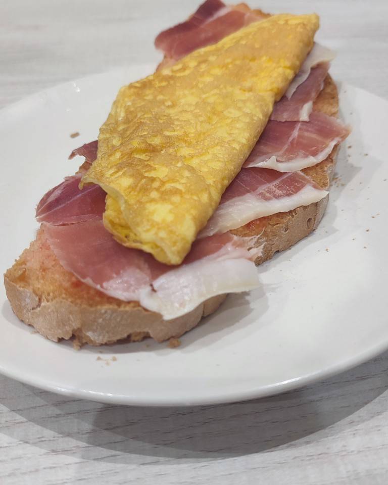 Tostada tortilla y jamón. Tostada tortilla y jamón.
