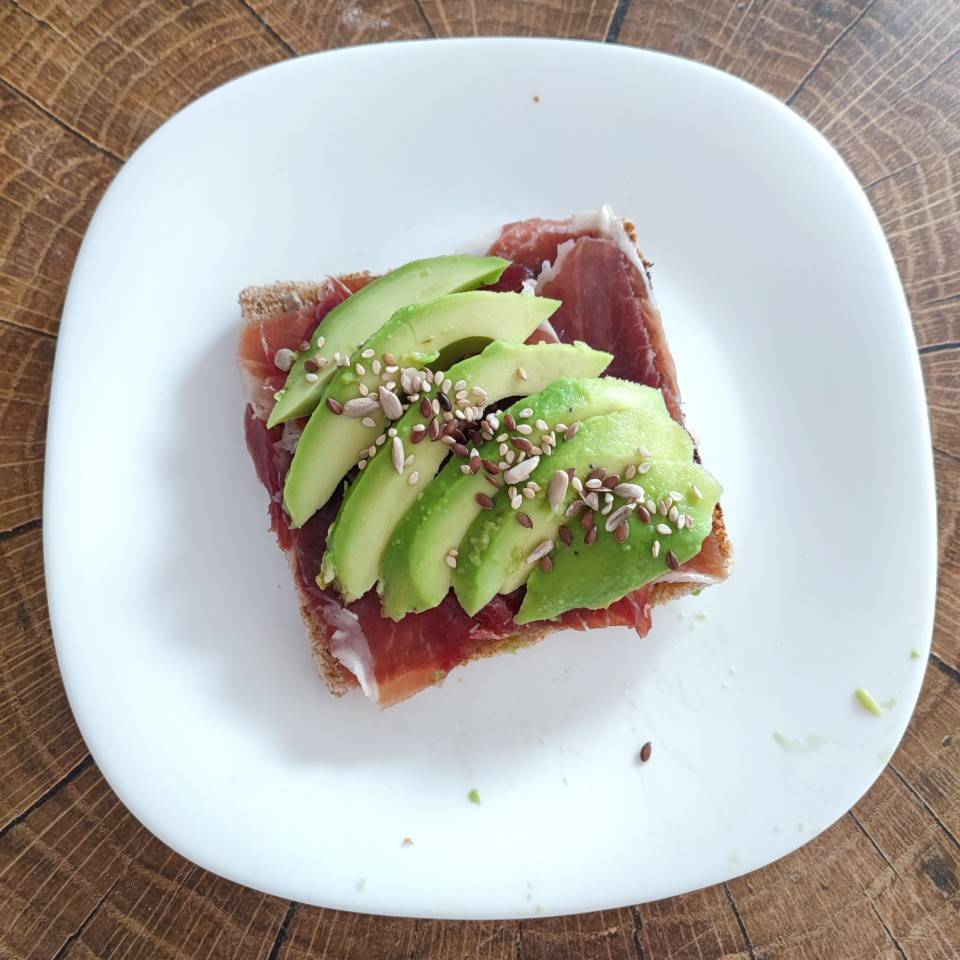 Tostada de jamón serrano y aguacate Tostada de jamón serrano y aguacate