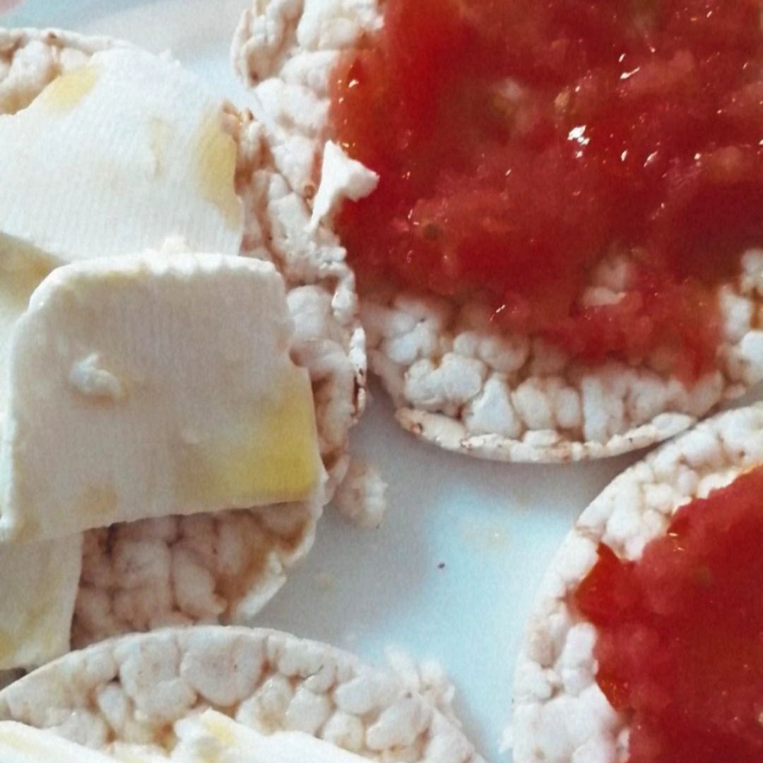Tortitas de arroz con queso y tomate 