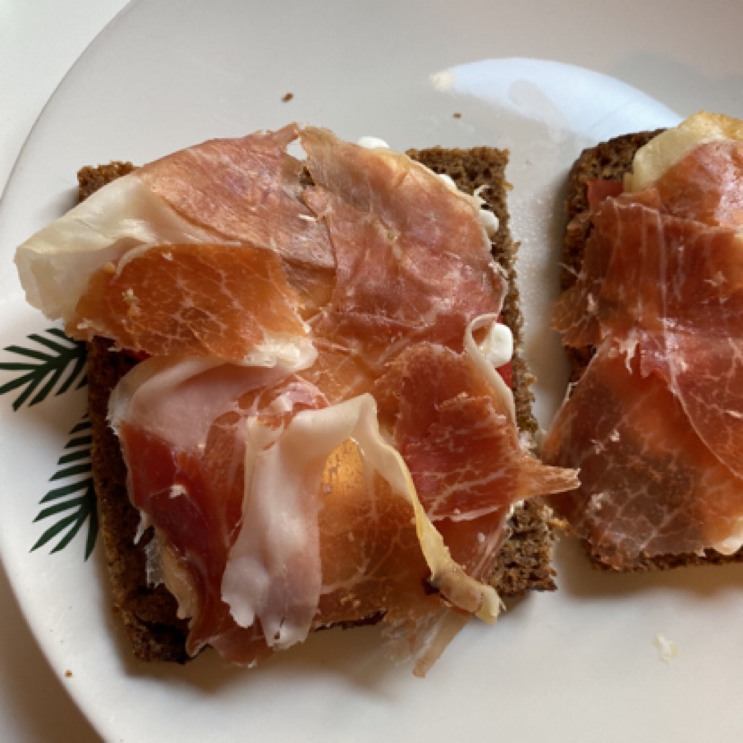 Tostada con jamon, tomate y queso
