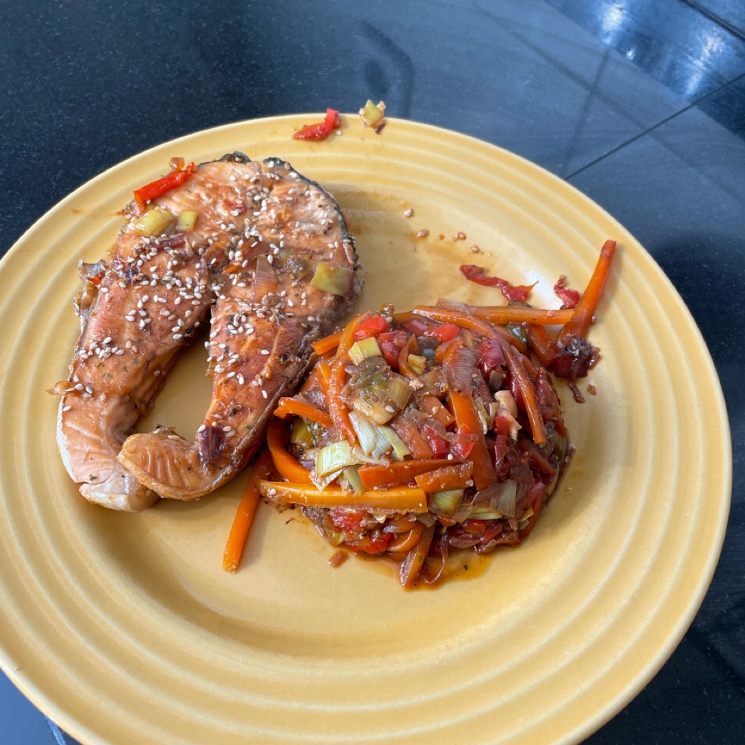 Salmón con sésamo y verduras marinadas en soja Salmón con sésamo y verduras marinadas en soja