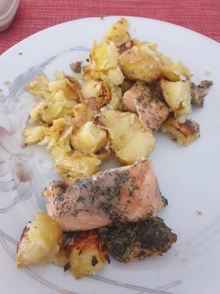 Salmón con patatas al limón Salmón con patatas al limón