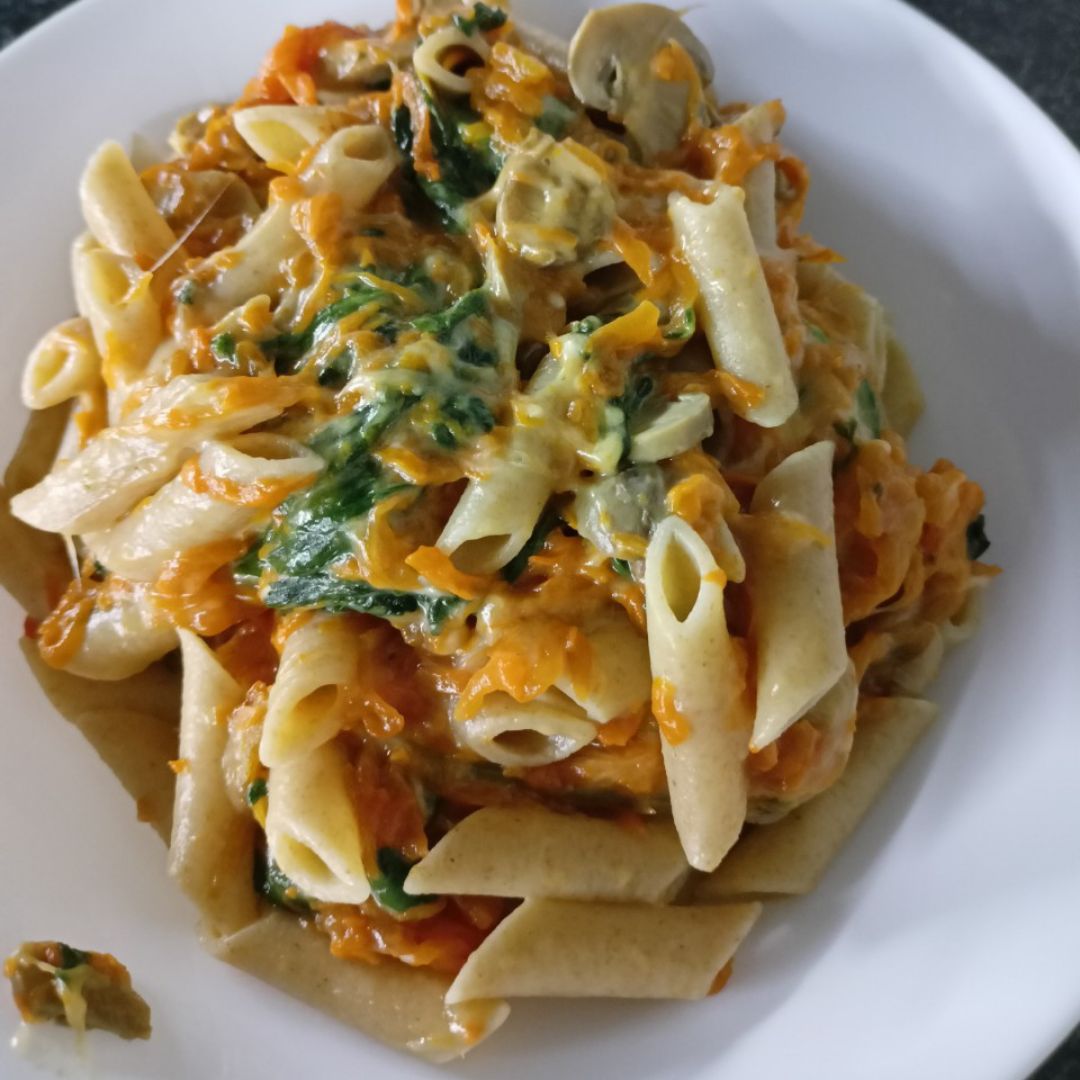 Macarrones con calabaza y espinacas