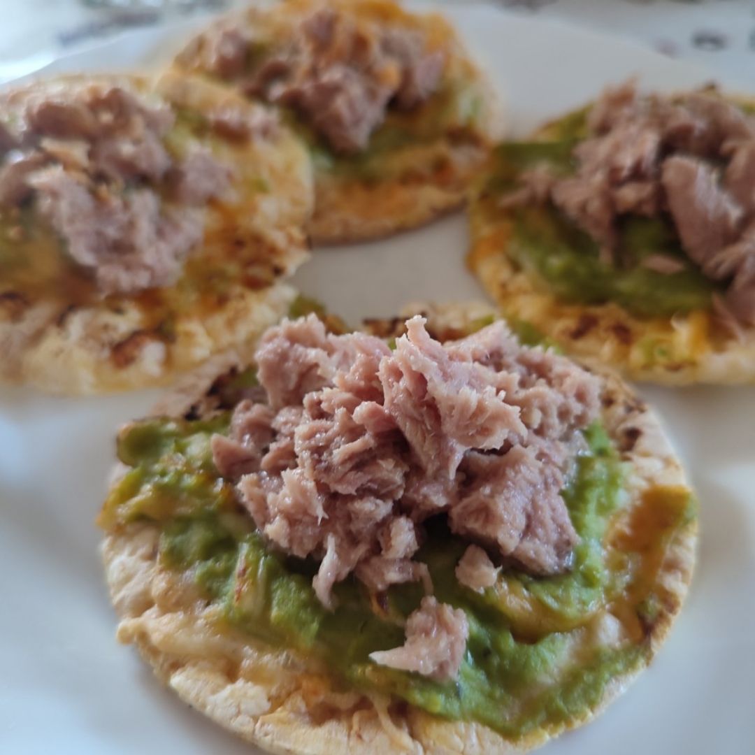 Tortitas de guacamole, queso rallado y atún.