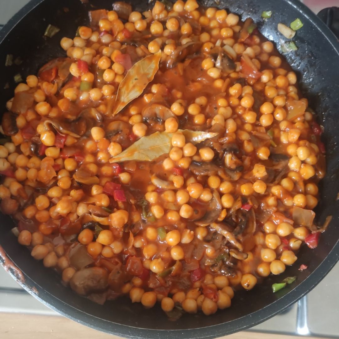 Garbanzos en salsa de champiñones.