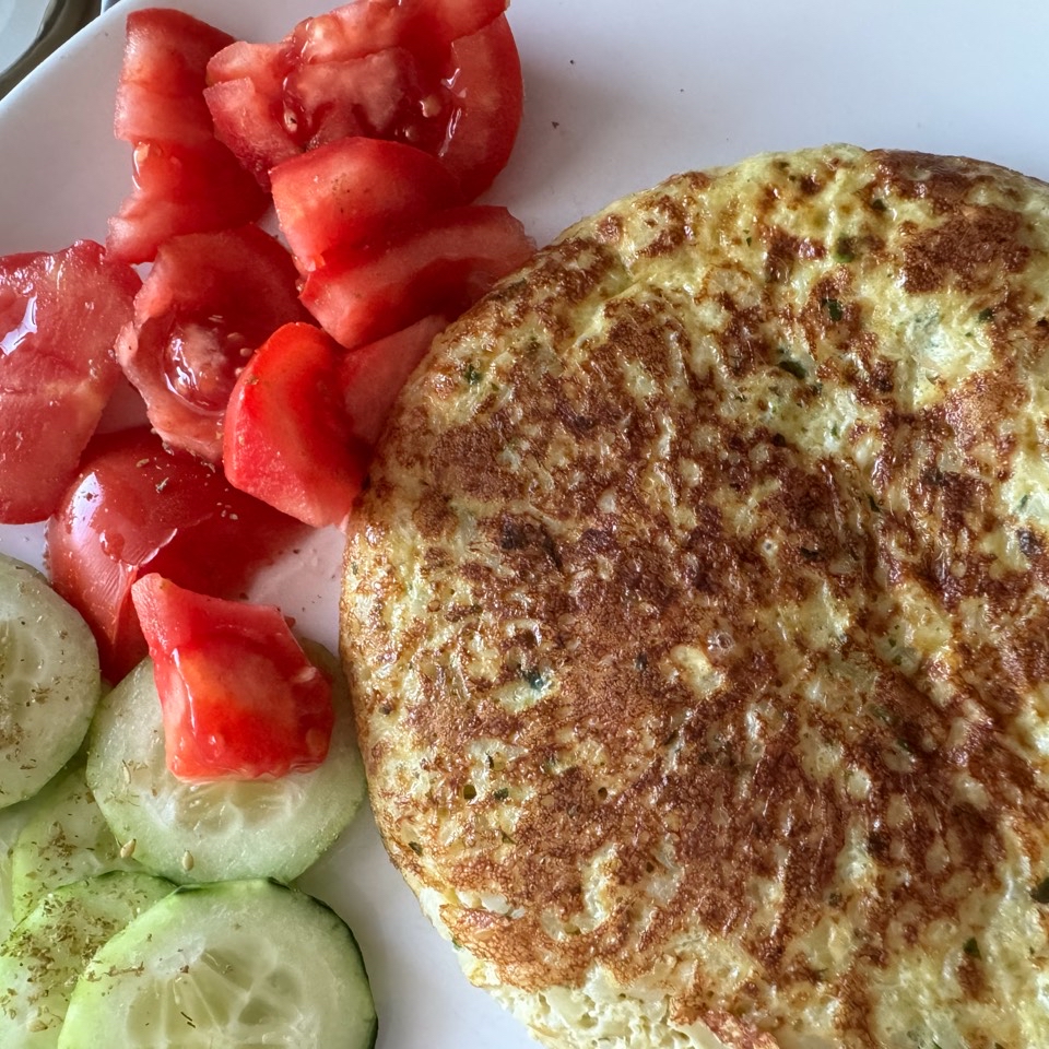 Tortilla de migas de coliflor con tomate y pepino picado Tortilla de migas de coliflor con tomate y pepino picado