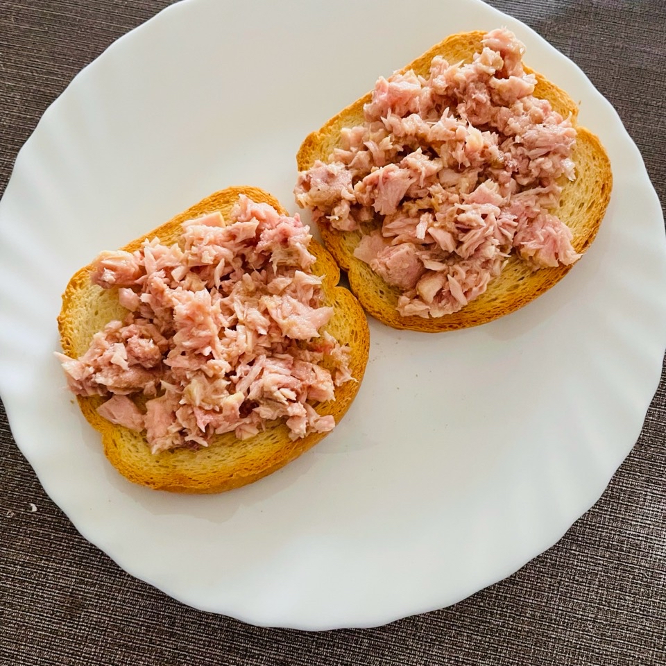 2 rebanadas Pan blanco tostado con atún 2 rebanadas Pan blanco tostado con atún