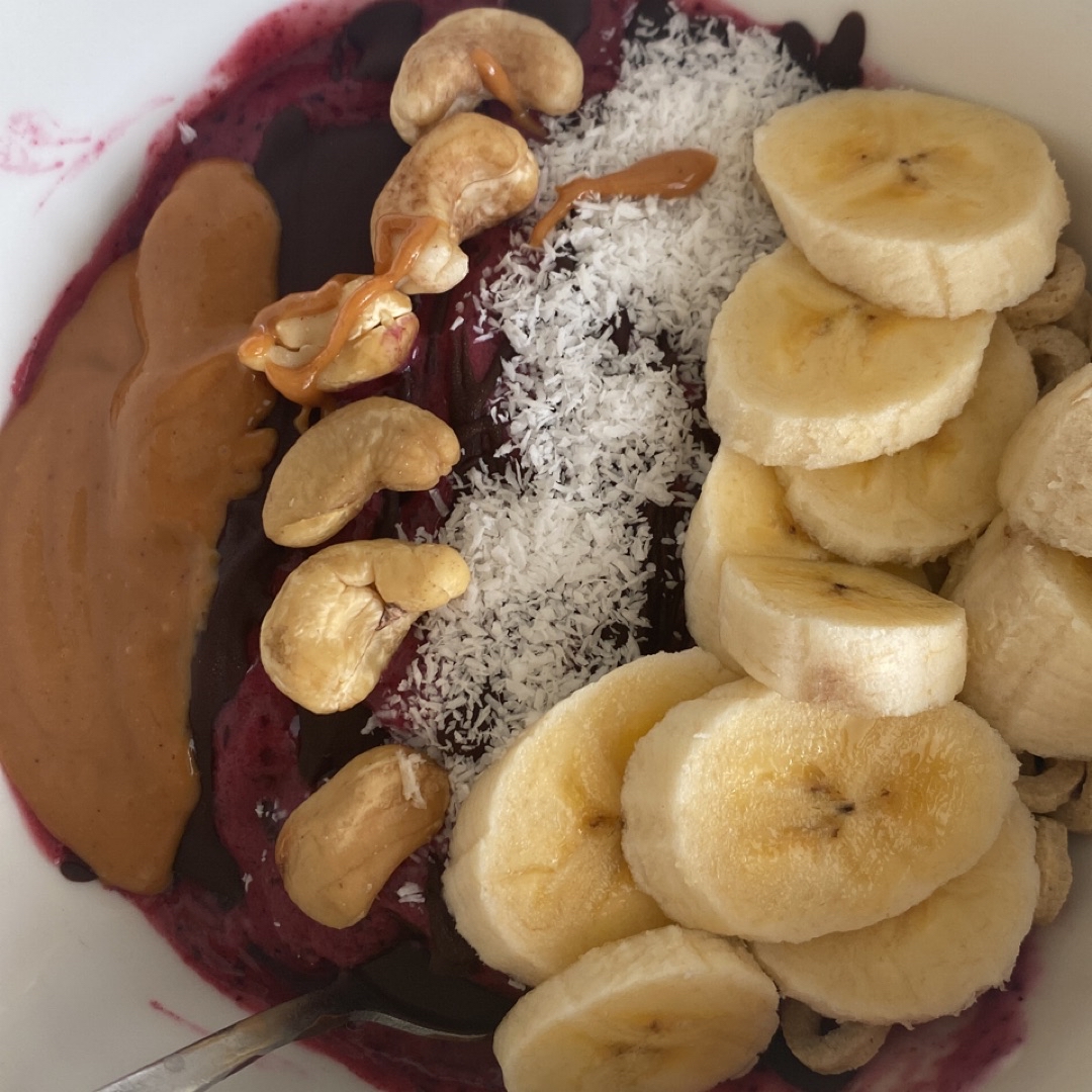 Smoothie bowl con costra de chocolate