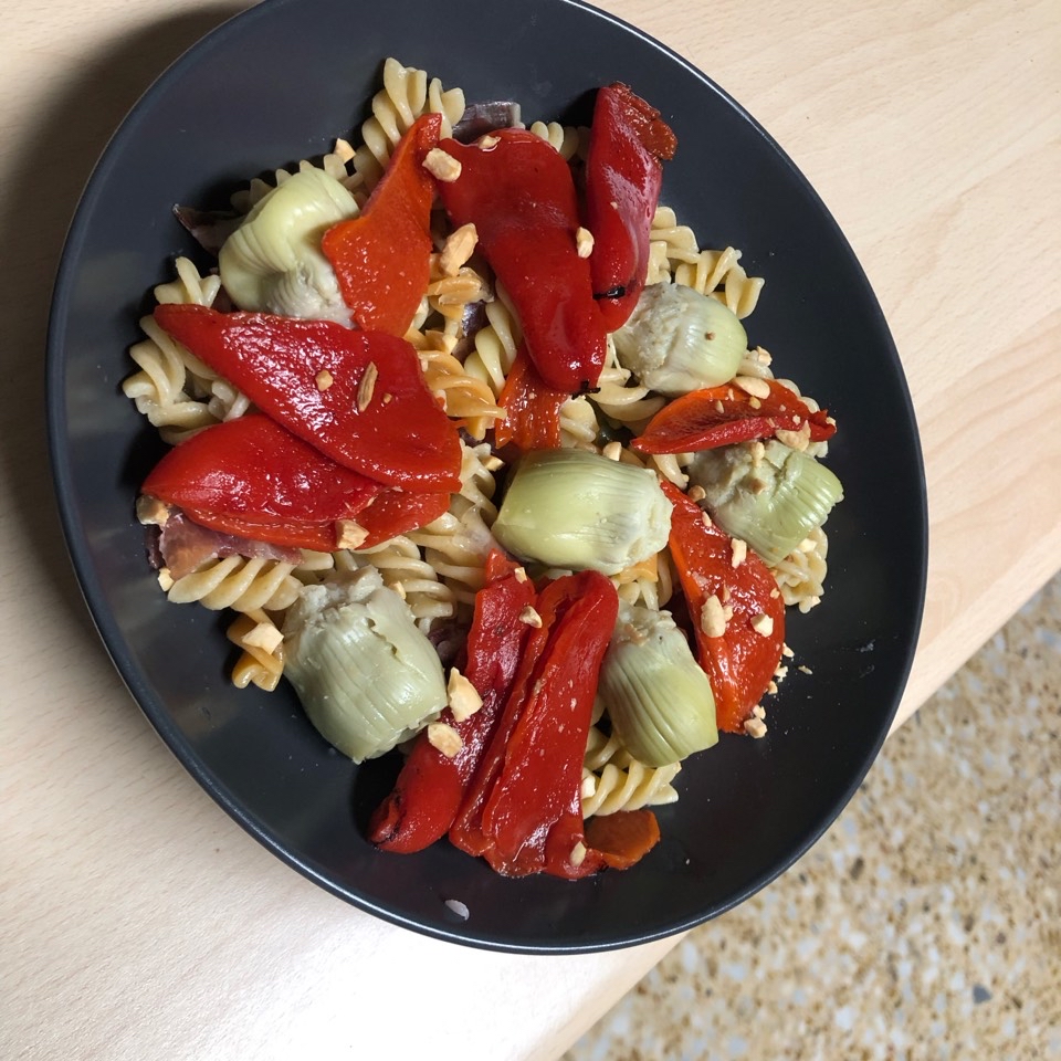 Pasta espiral con pimiento rojo, alcachofas y almendras fritas sin sal Pasta espiral con pimiento rojo, alcachofas y almendras fritas sin sal