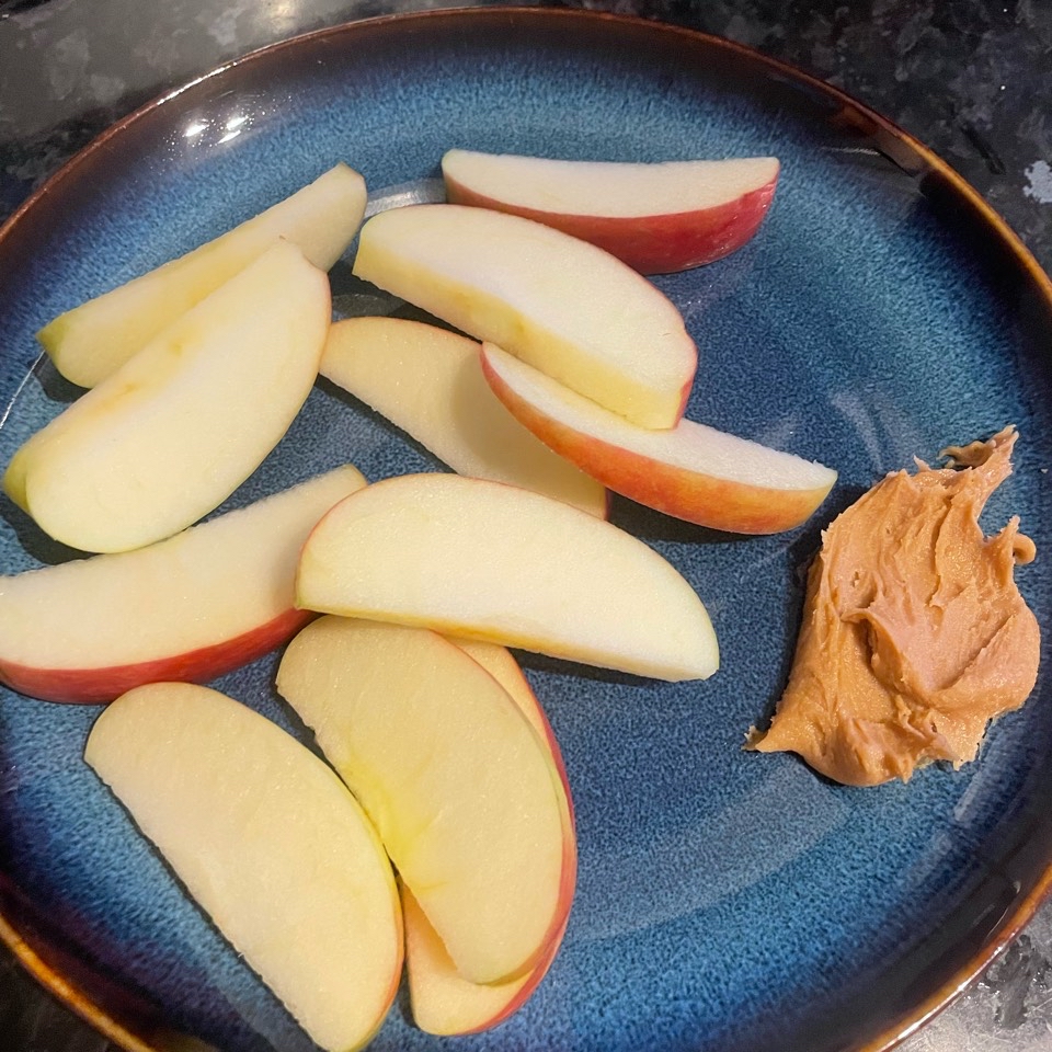 Snack time - Apple & Peanut butter 🍎🥜