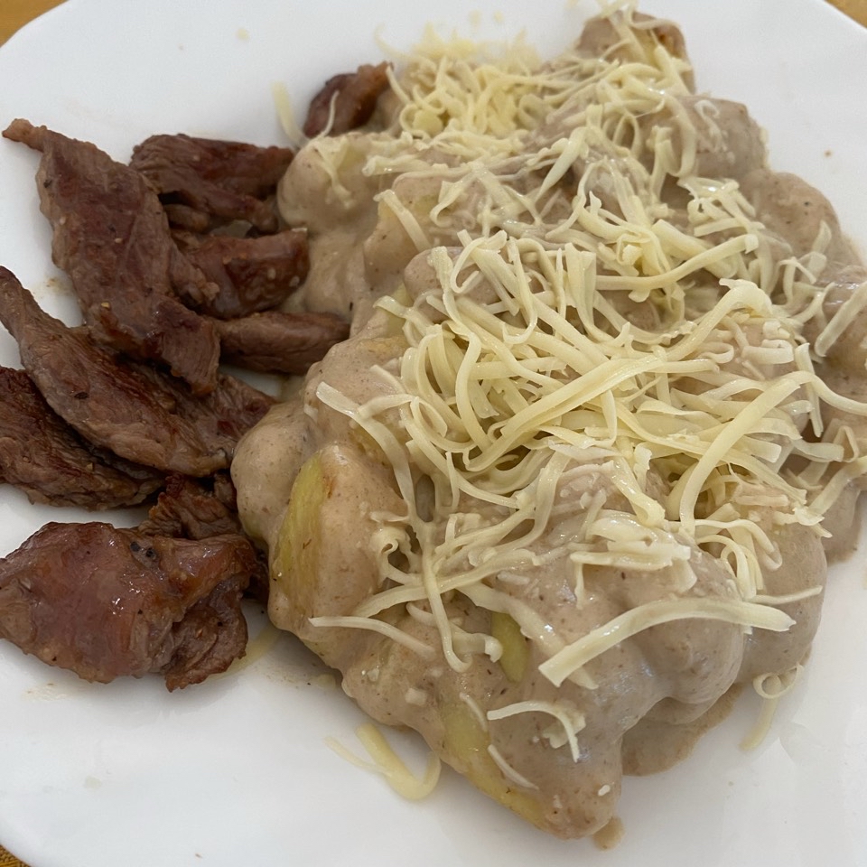 Ñoquis en salsa de setas y abanico ibérico Ñoquis en salsa de setas y abanico ibérico