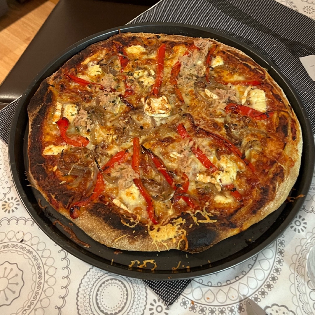 Pizza integral de verdura, queso y atún