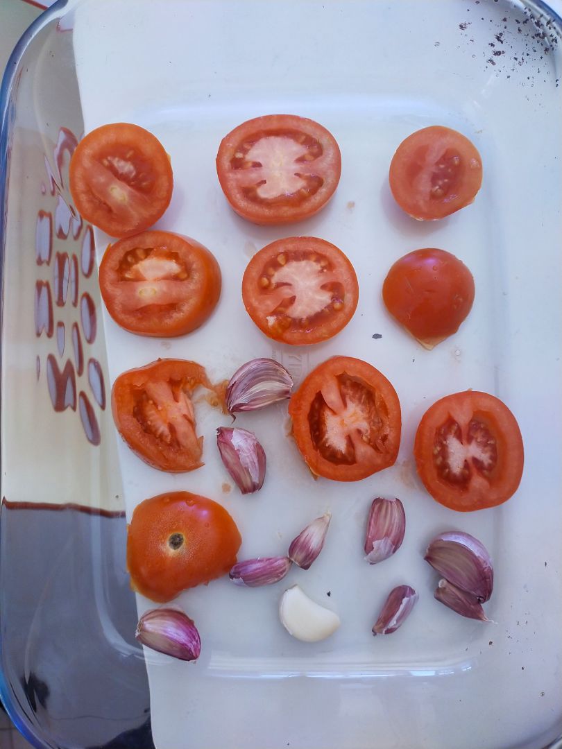 Tomates y ajos asados en el horno 🍅🧄 Paso 2 Tomates y ajos asados en el horno 🍅🧄 Paso 2