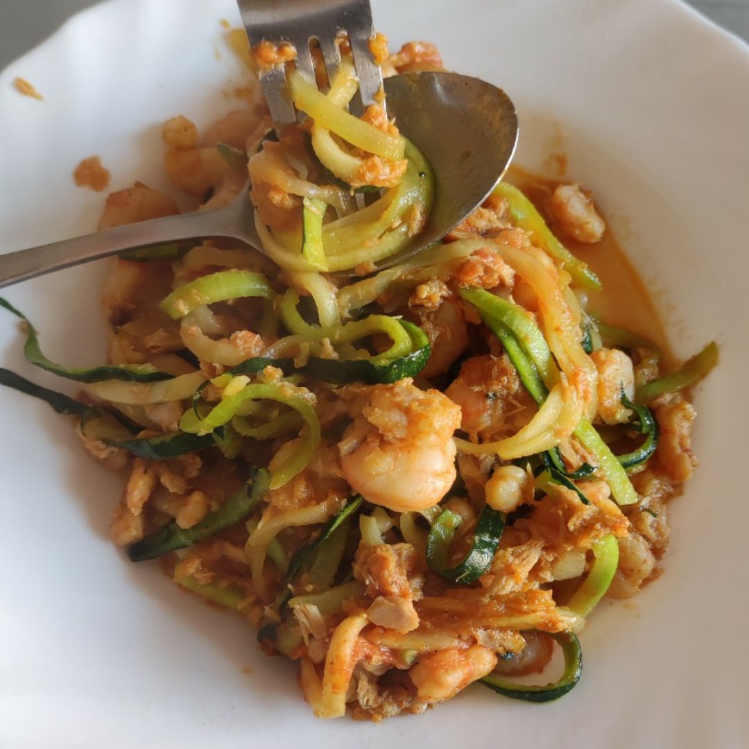 Tallarines de calabacĂn con atĂșn y gambas Tallarines de calabacĂn con atĂșn y gambas