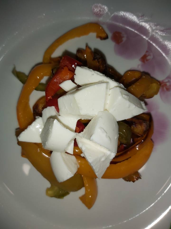 Ensalada de pimientos tricolor asados con queso fresco de cabra Ensalada de pimientos tricolor asados con queso fresco de cabra