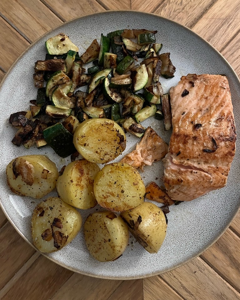 Salmón con patatas y calabacín