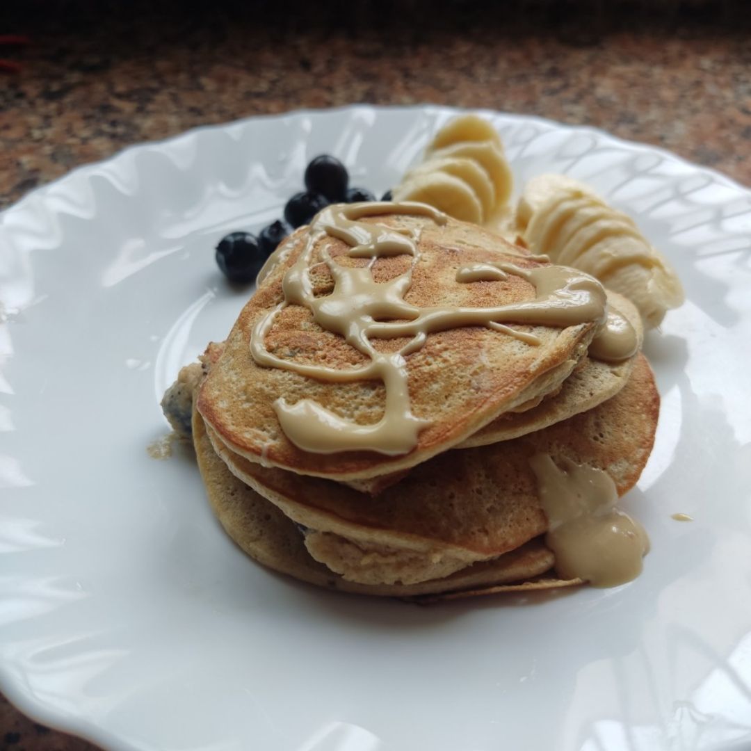 Tortitas de plátano, avena, huevo, arándanos y chocolate 85% Tortitas de plátano, avena, huevo, arándanos y chocolate 85%