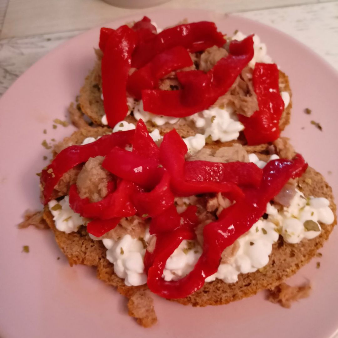 Tostadas con atún, queso y pimientos piquillo Tostadas con atún, queso y pimientos piquillo