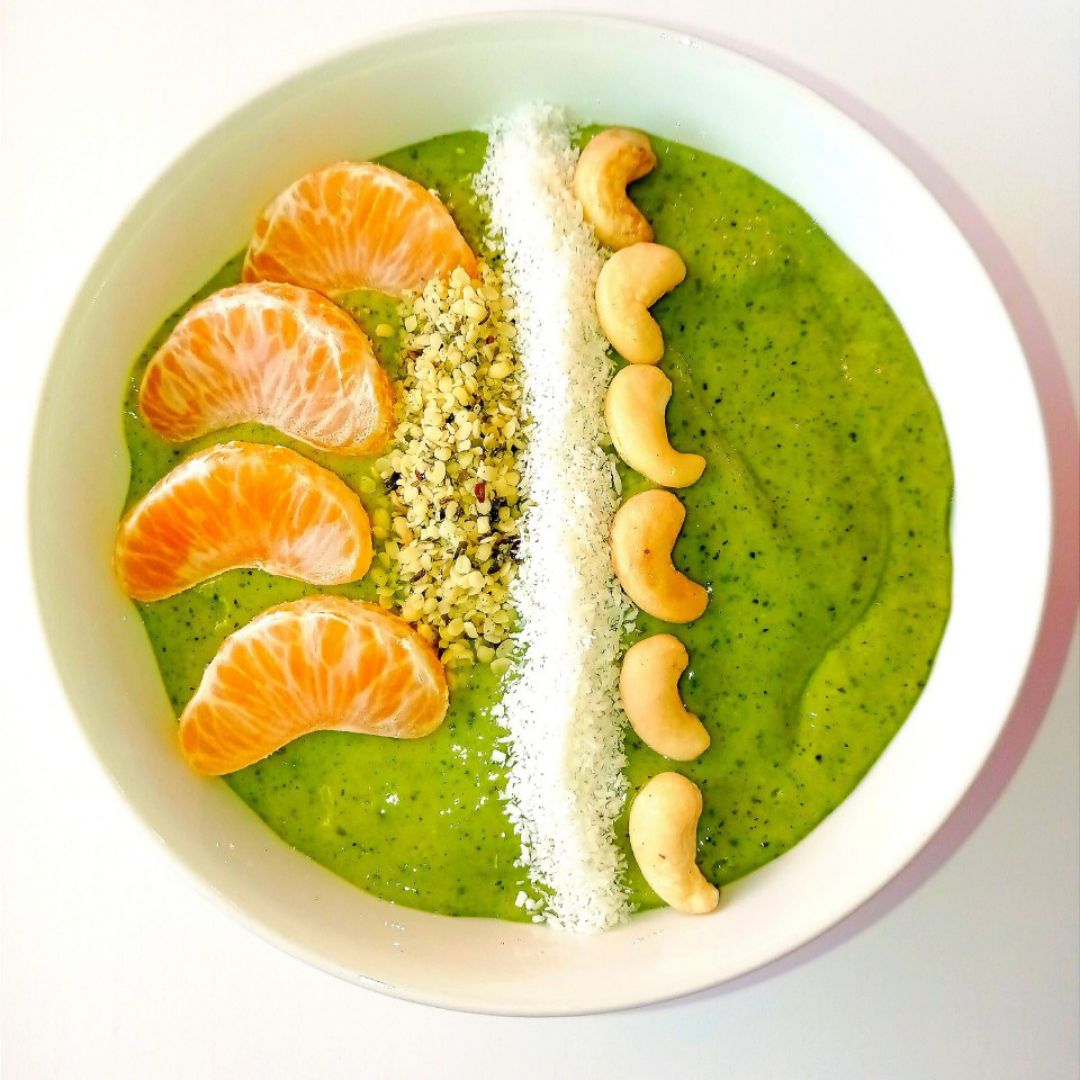 SMOOTHIE DE ESPINACAS Y KIWIS SMOOTHIE DE ESPINACAS Y KIWIS