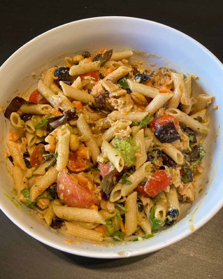 Megaensalada templada de pasta y atún Megaensalada templada de pasta y atún