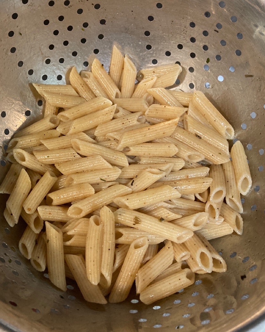 Megaensalada templada de pasta y atún Paso 1 Megaensalada templada de pasta y atún Paso 1