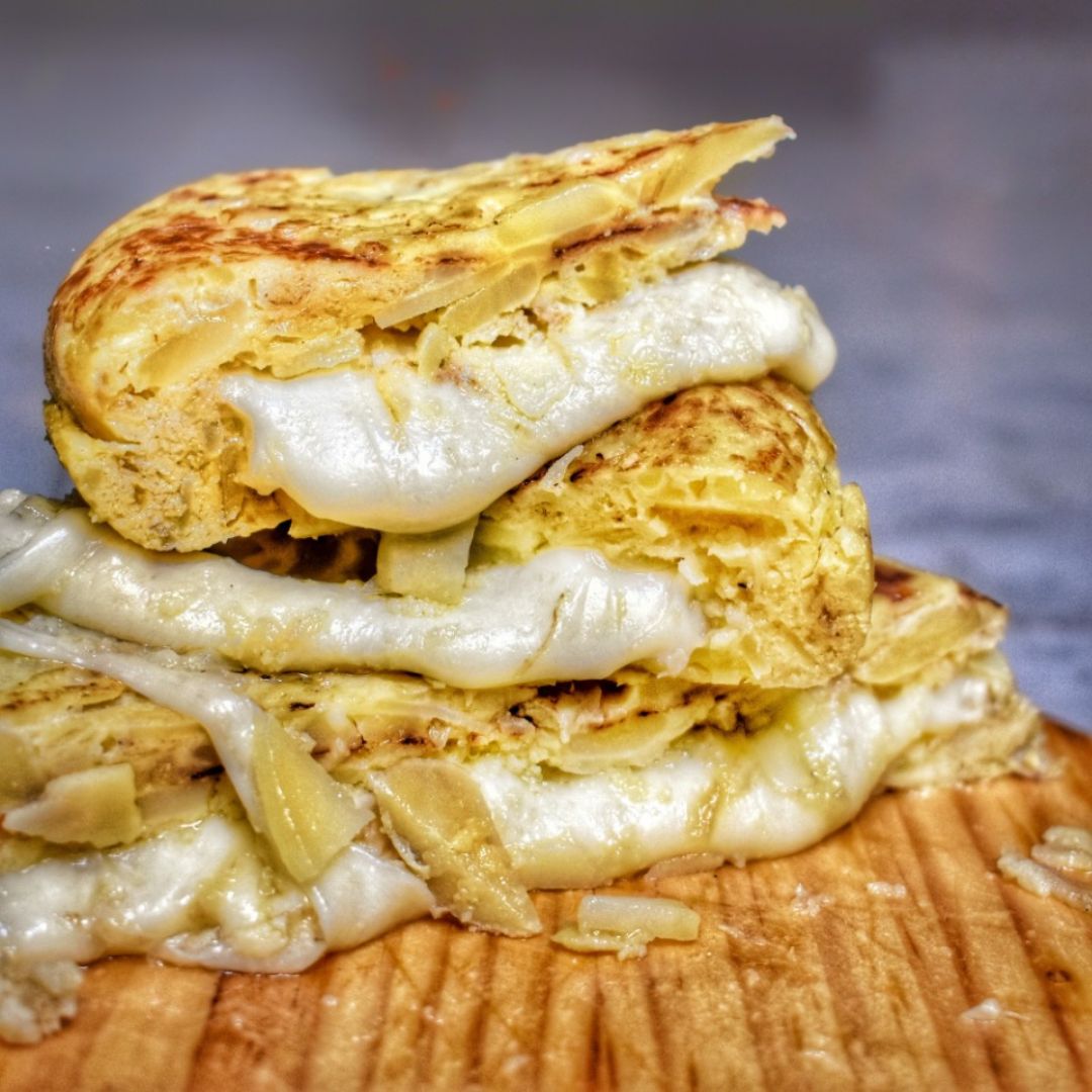 Tortilla de patata rellena de queso Provolone Paso 3 Tortilla de patata rellena de queso Provolone Paso 3