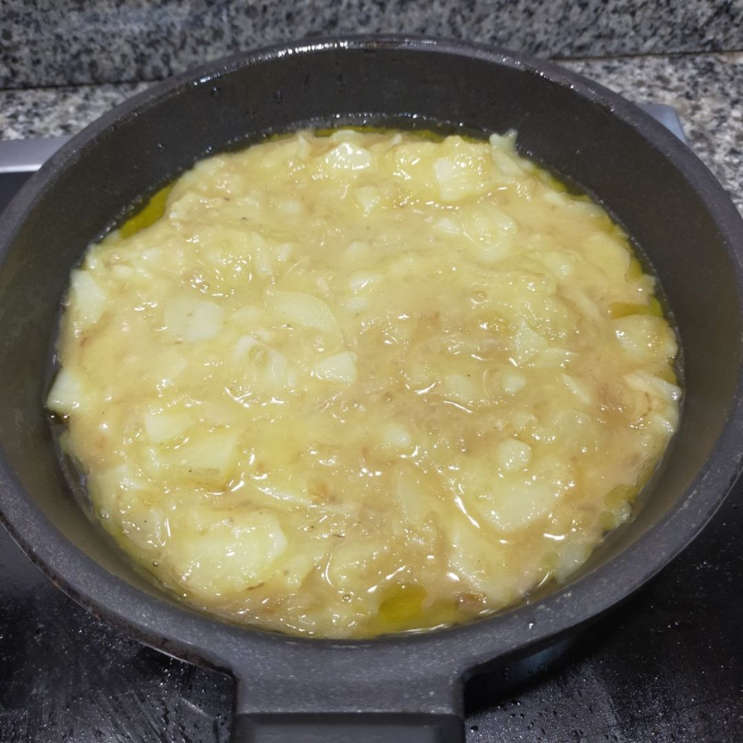 Tortilla de patata rellena de queso Provolone Paso 9 Tortilla de patata rellena de queso Provolone Paso 9